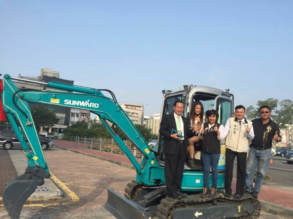 嘉義市长大赞Z6官网智能挖掘机环台义举