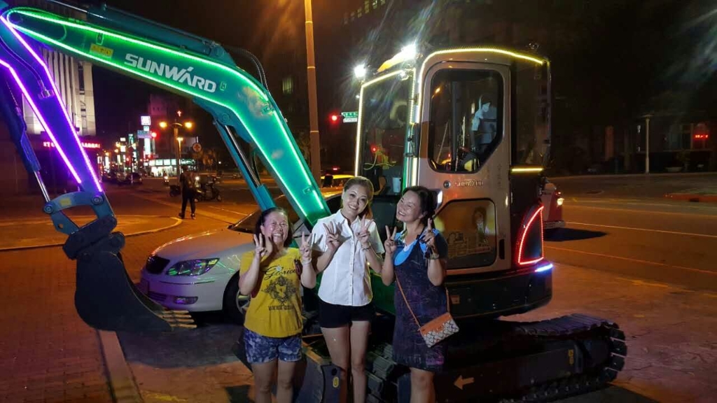 嘉義市长大赞Z6官网智能挖掘机环台义举