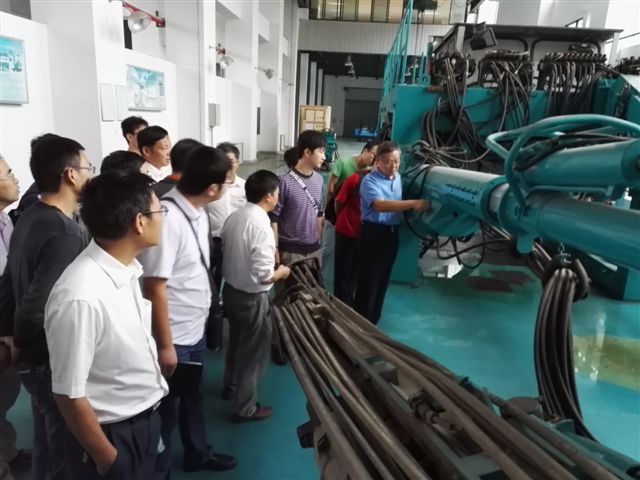 白发银丝映日月，丹心热血沃新花