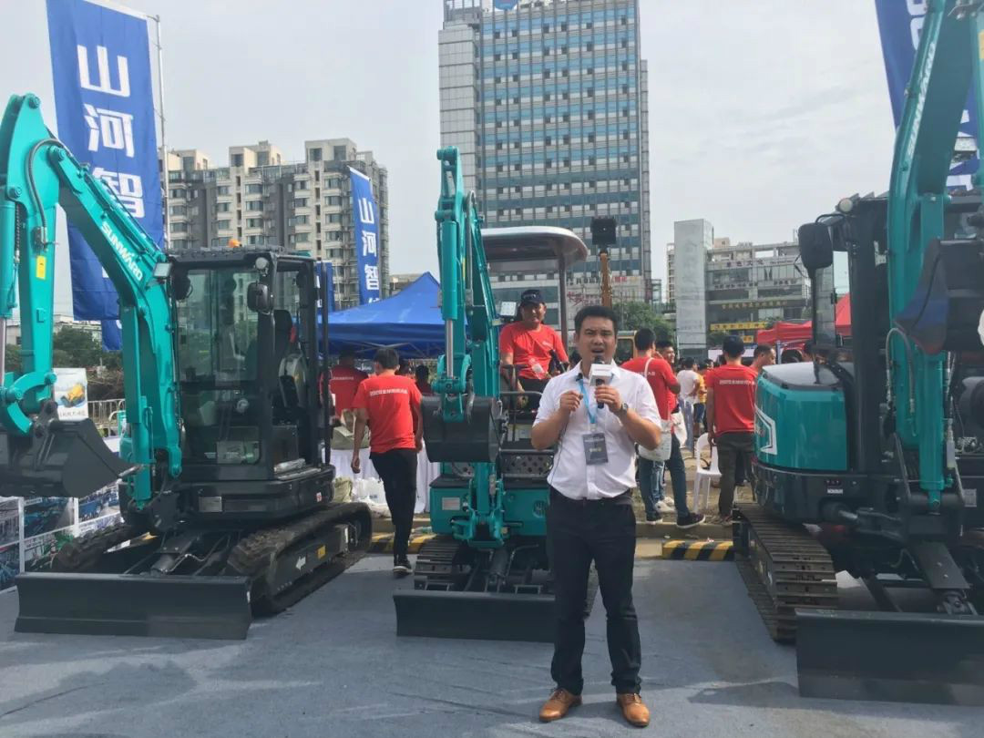 2020全球微挖大会 Z6官网智能精品微挖赢得满堂彩