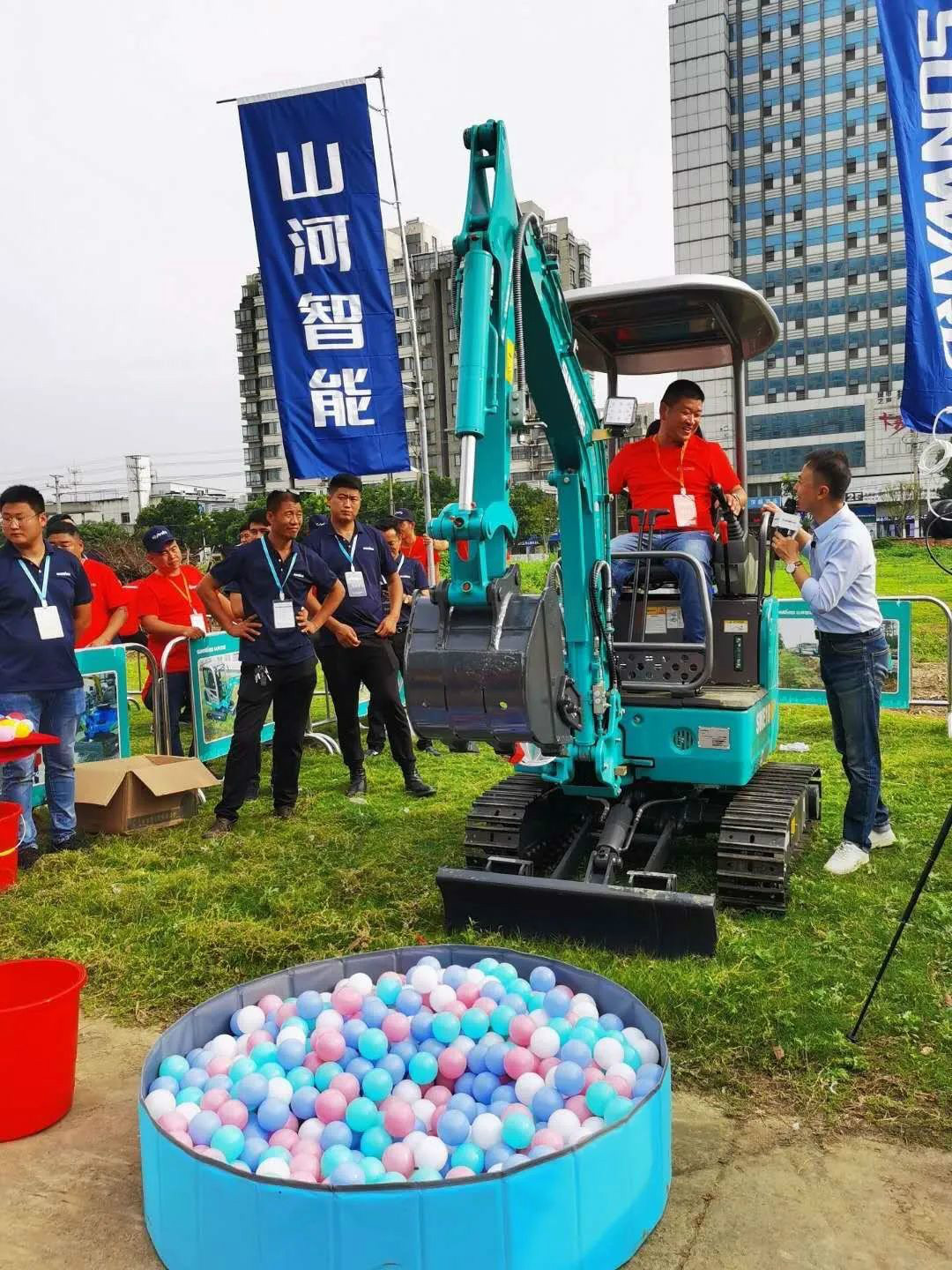 2020全球微挖大会 Z6官网智能精品微挖赢得满堂彩