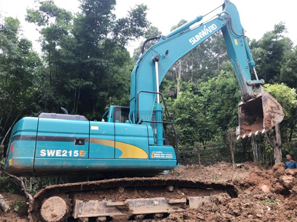 Z6官网智能SWE 215E挖掘机是他的左膀右臂！