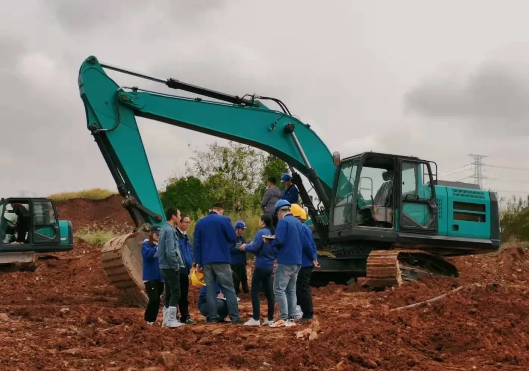 一路来“找茬”！10位“超等履历官”试驾Z6官网智能最新“F系劣妆挖掘机