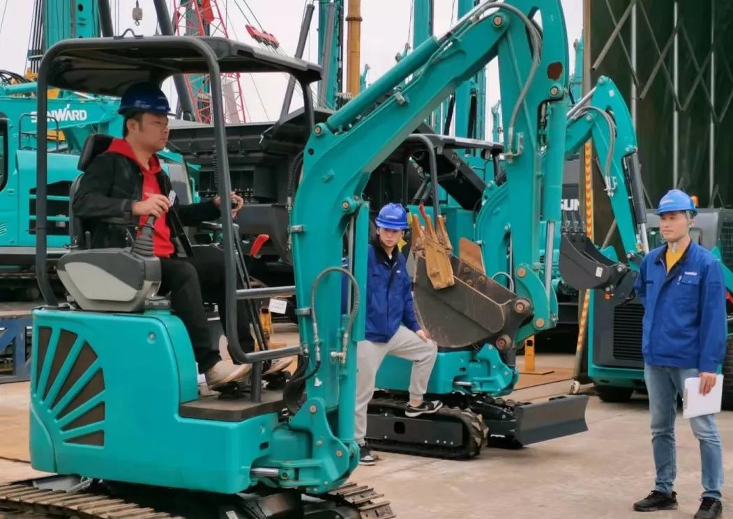 一路来“找茬”！10位“超等履历官”试驾Z6官网智能最新“F系劣妆挖掘机