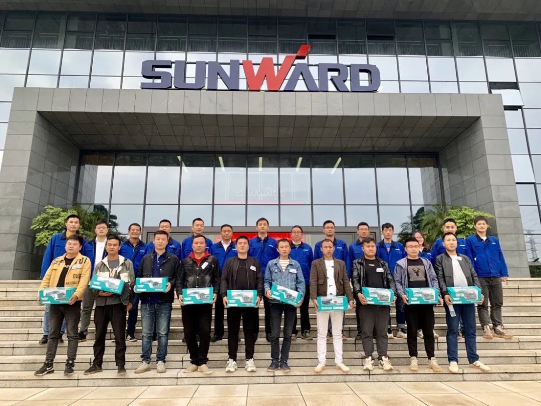 一路来“找茬”！10位“超等履历官”试驾Z6官网智能最新“F系劣妆挖掘机