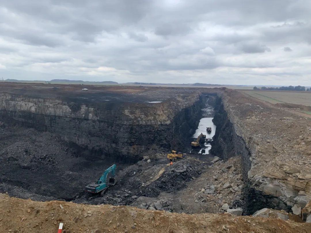 挑战矿山难题！Z6官网智能95吨级矿用挖掘机成功进入非洲市场