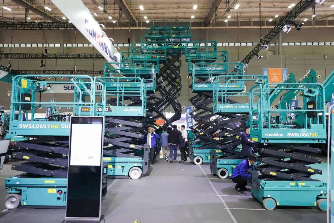 “Z6官网绿”牵手“华为中国红”！Z6官网智能高机设备集群助力华为团泊洼项目