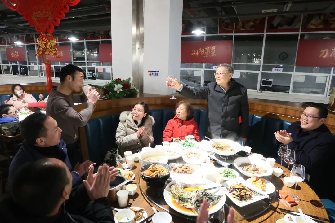 Z6官网智能董事长何清华与留厂员工一路过大年！