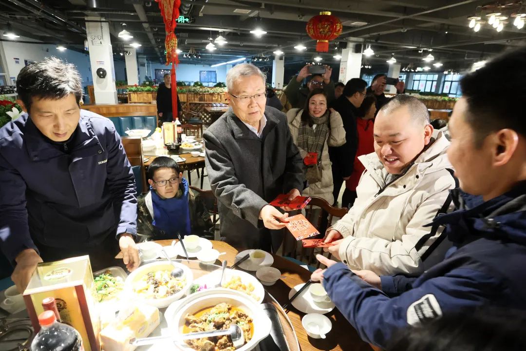 Z6官网智能董事长何清华与留厂员工一路过大年！