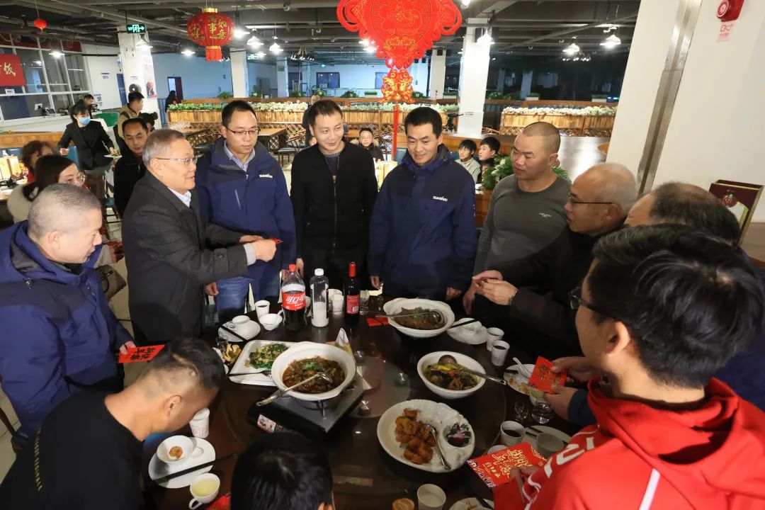 Z6官网智能董事长何清华与留厂员工一路过大年！