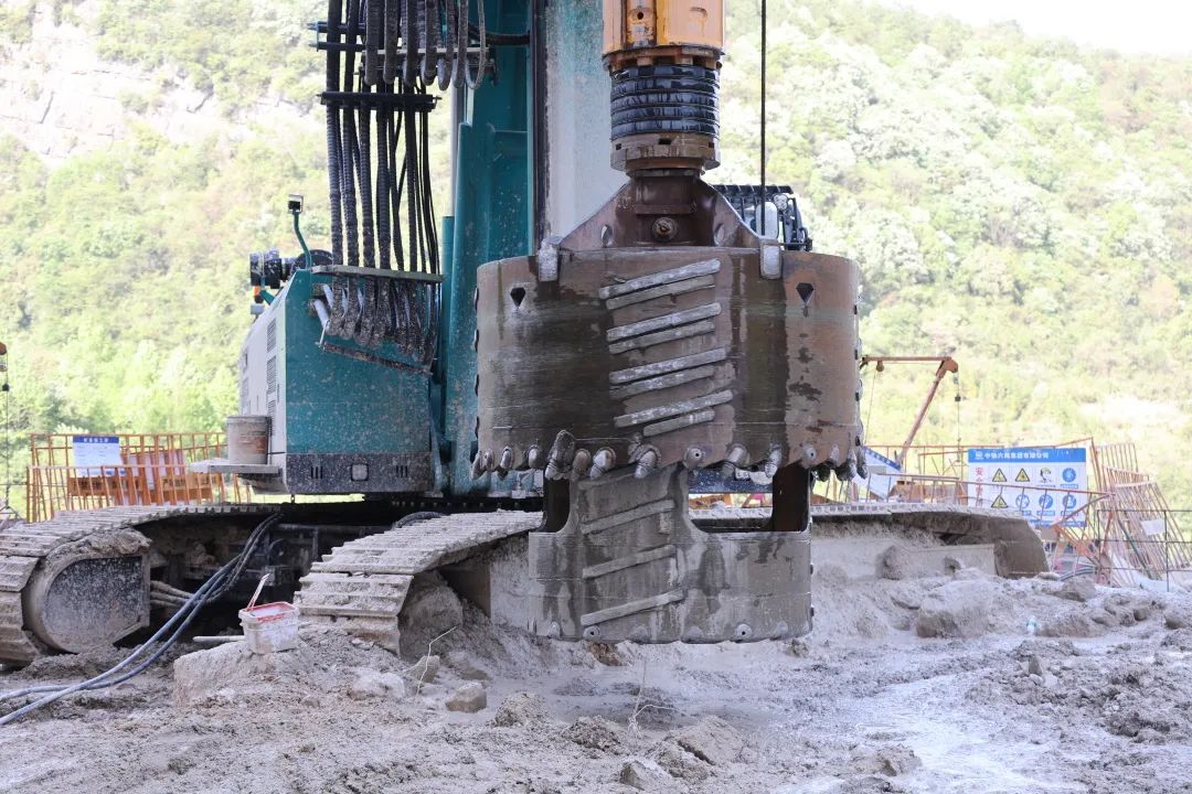 展示施工“奇效”！Z6官网智能旋挖钻机强势助力炉慈高快公路建设