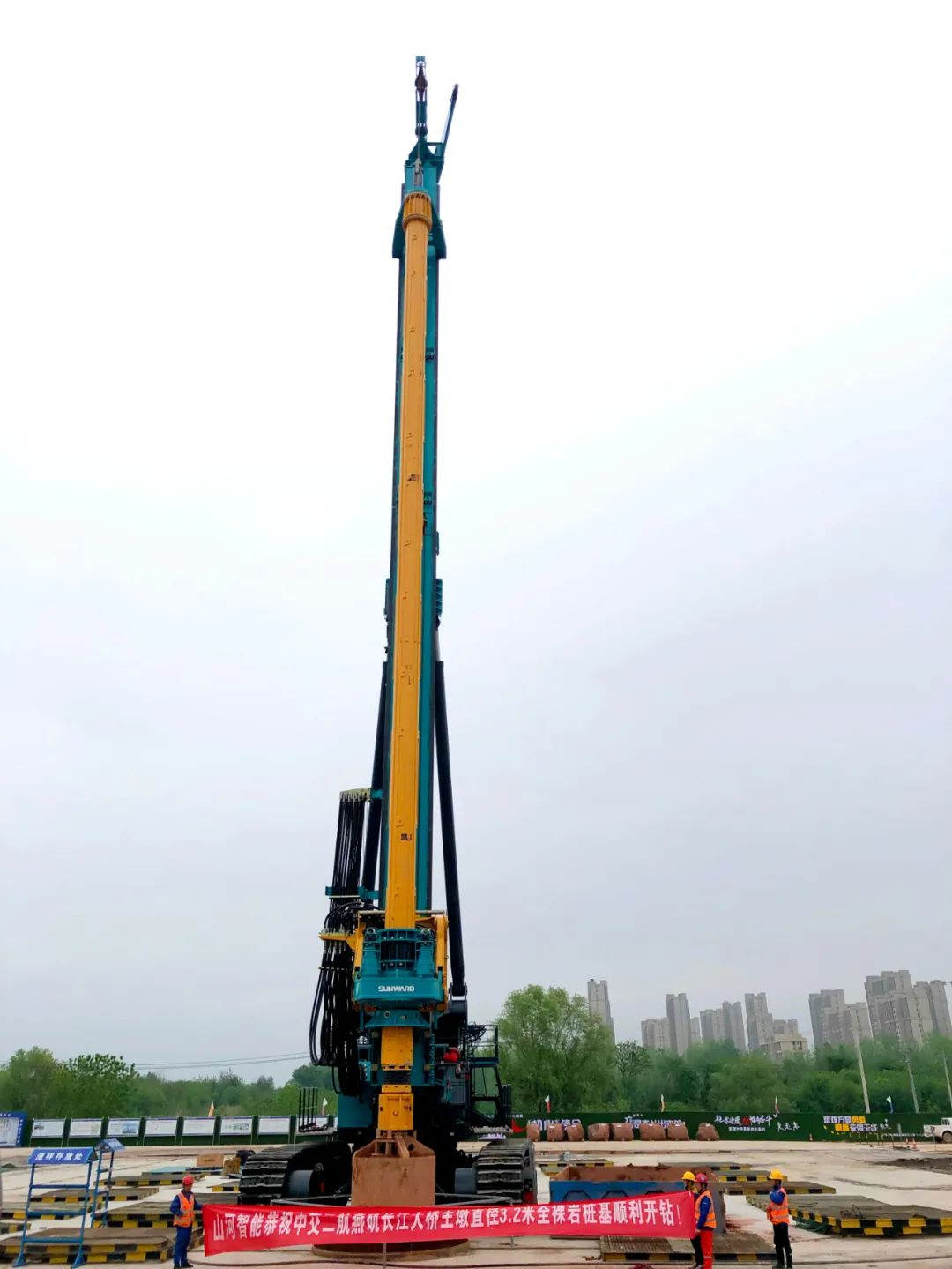 再坑装硬骨头”！Z6官网智能“超等桩备”助建燕矶长江大桥