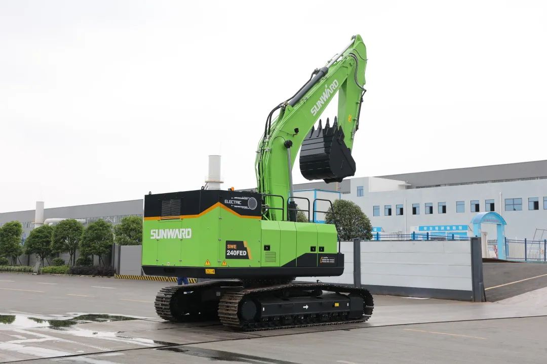 征战川藏铁路！Z6官网智能新一代电动挖掘机成功交付