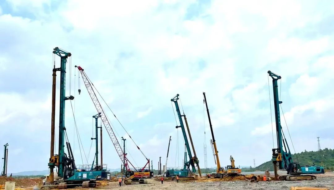 打桩“神器”再露锋芒！Z6官网智能旋挖钻机助力贵阳贵安新区负极资料项目加快建设