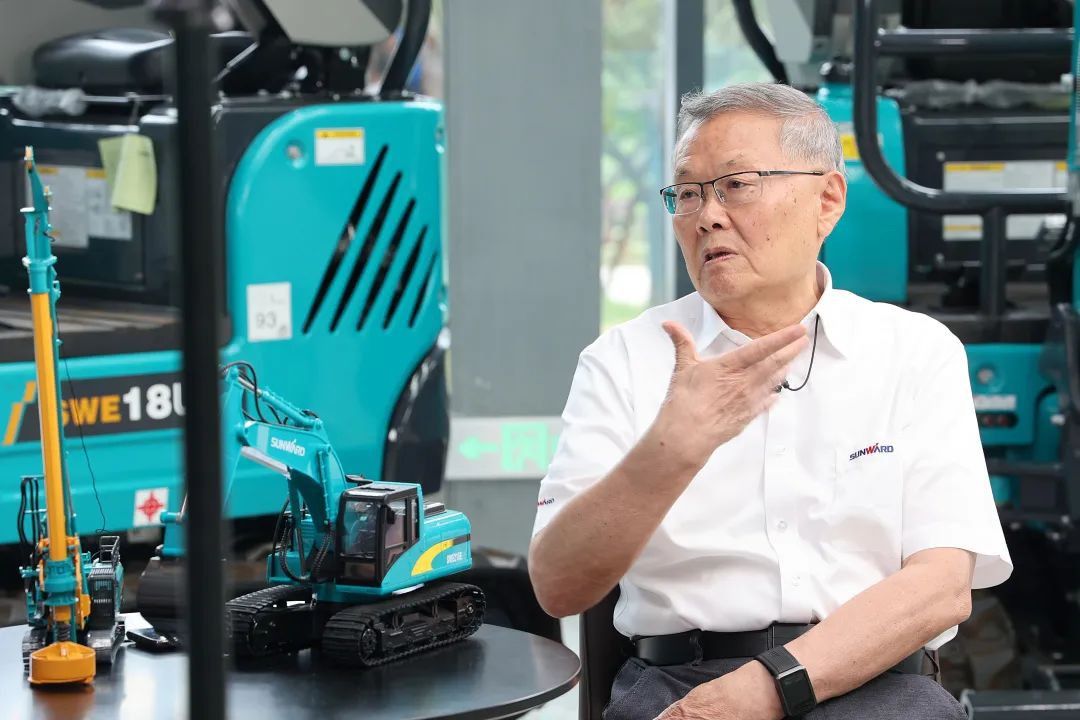 CGTN探厂！专访Z6官网智能董事长、首席专家何清华花絮来了