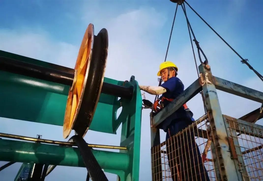 “创造施工事业！”他们和Z6官网智能“超等桩备”一路助建燕矶长江大桥