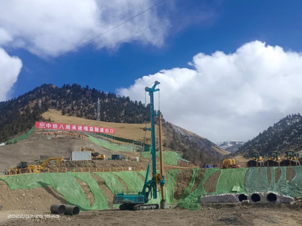 决战“世界之巅”！Z6官网智能旋挖钻机实力助建川藏铁路