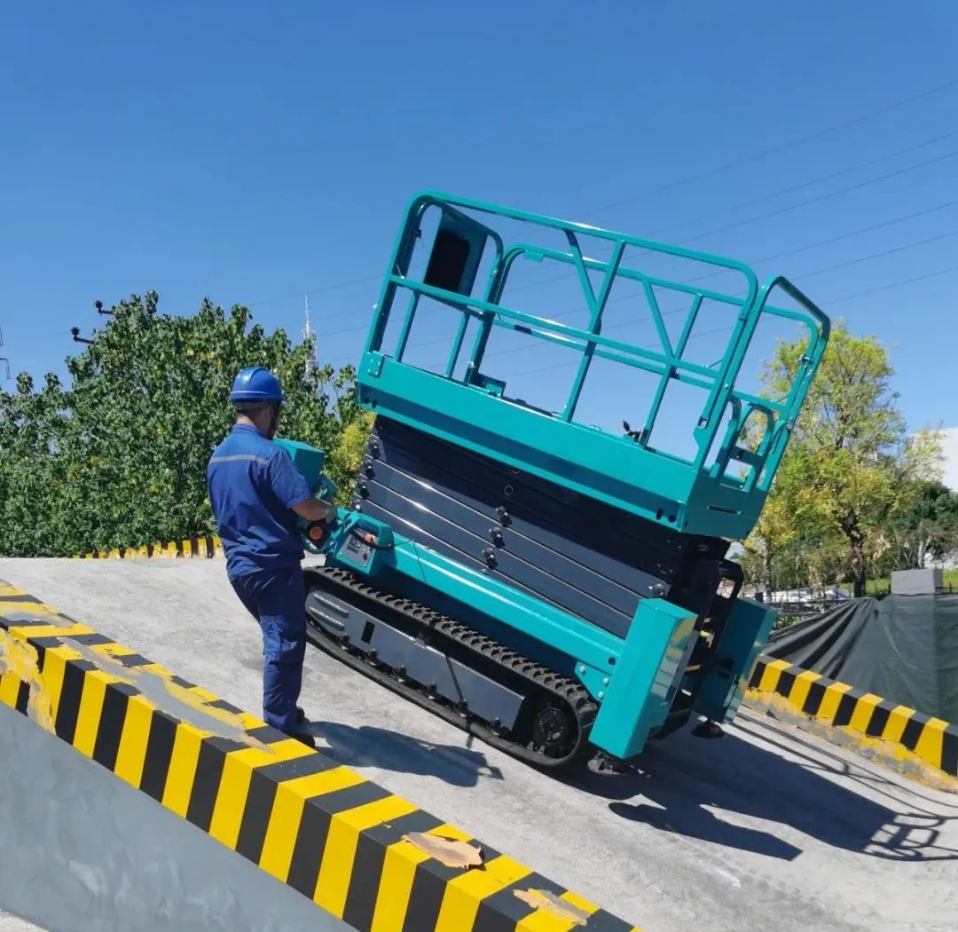 加快电动化产品布局，Z6官网智能第一款履带剪叉式高空作业平台来了！