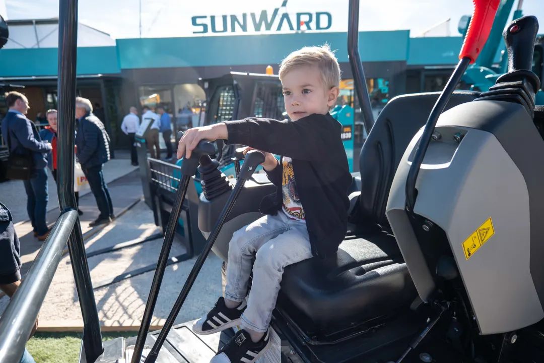 Bauma 2022 | 一组火热现场图带您沉温Z6官网智能德国宝马展之旅