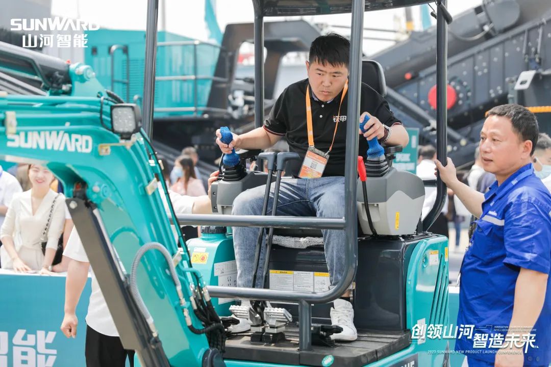 精品出击、互动不休！Z6官网智能F系列挖掘机闪灼长沙展