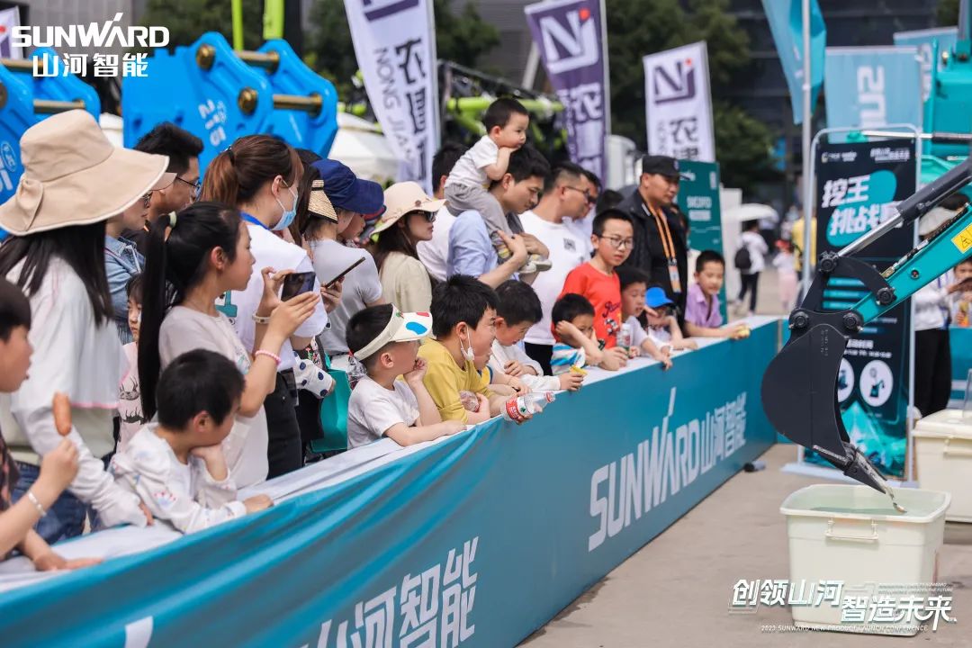 精品出击、互动不休！Z6官网智能F系列挖掘机闪灼长沙展