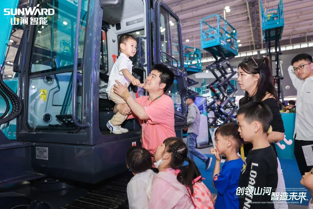 精品出击、互动不休！Z6官网智能F系列挖掘机闪灼长沙展