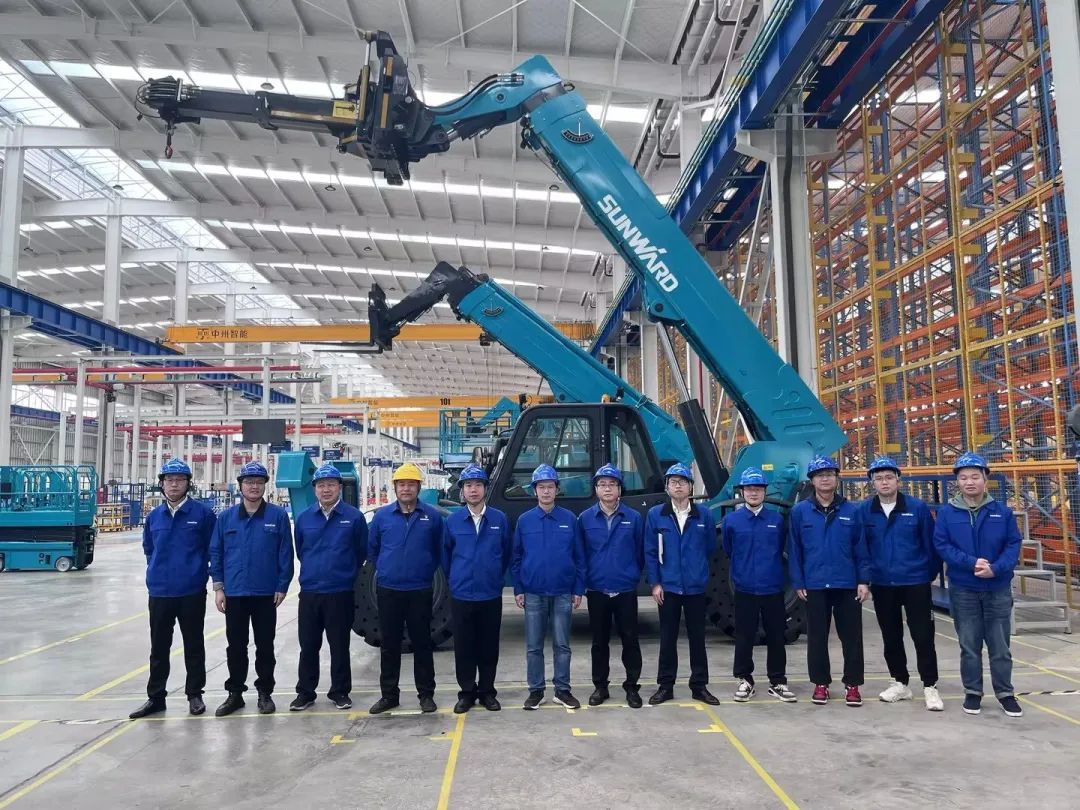 独家定造！Z6官网智能油缸更换机械人顺利下线