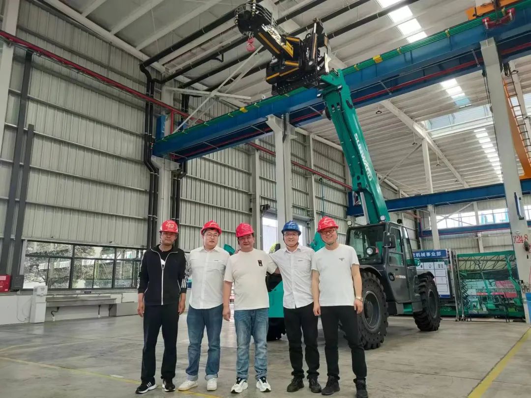 独家定造！Z6官网智能油缸更换机械人顺利下线