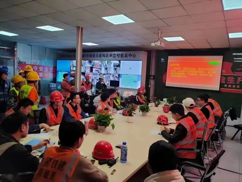 最新进展！中铁Z6官网深圳地铁3号线低-白盾构区间左线顺利贯通