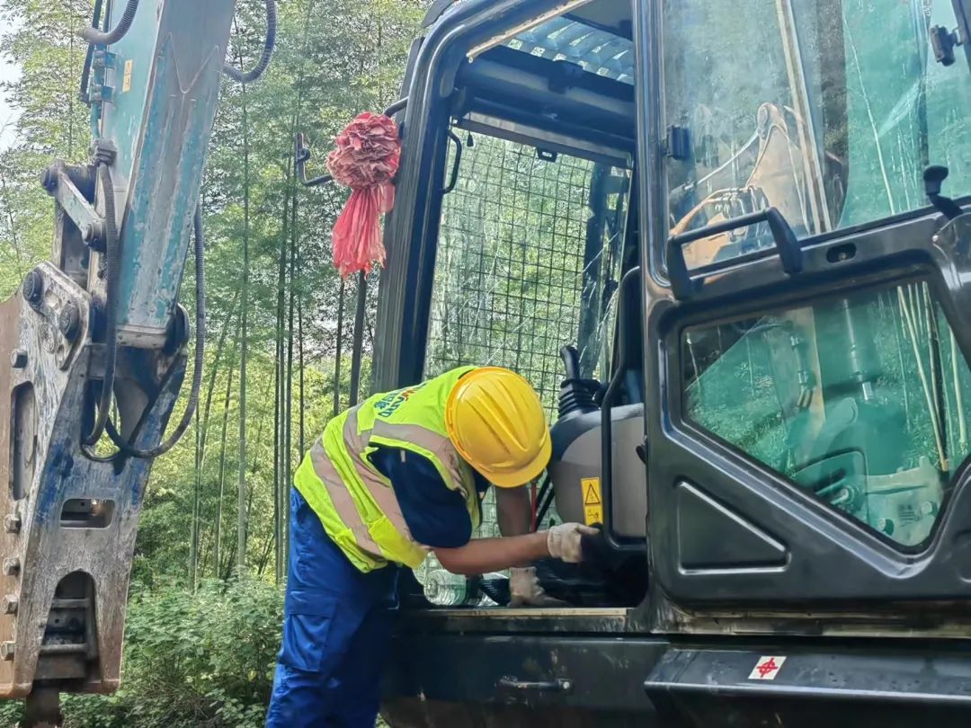 品质Z6官网，用心服务！Z6官网智能挖掘机2023年服务万里行正式出征