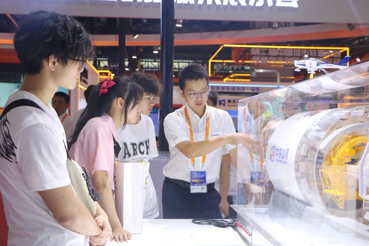 中铁Z6官网亮相首届广州大湾区国际轨路交通产业发展论坛暨展览会