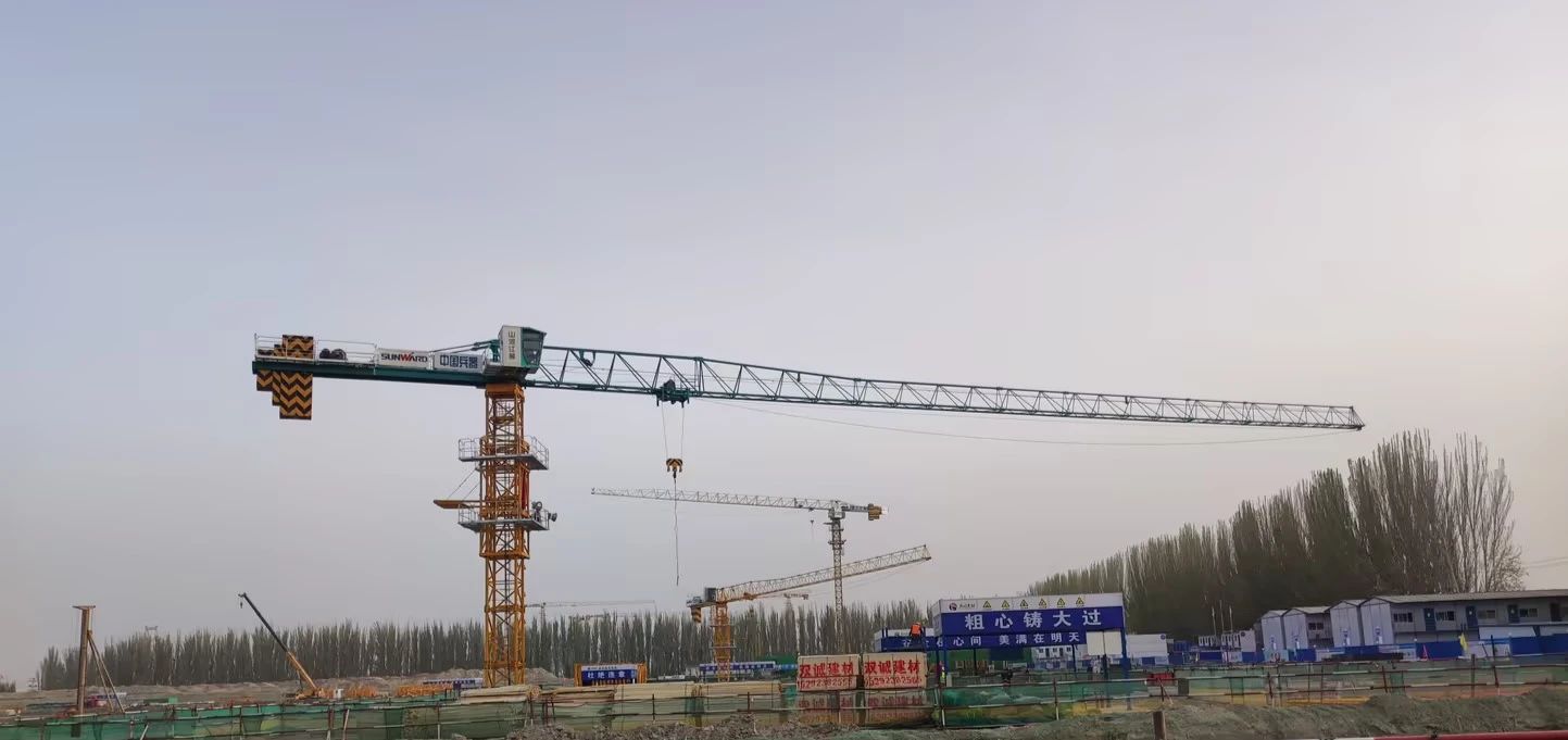 天山脚下的画师！Z6官网江麓群塔援疆建设新景致