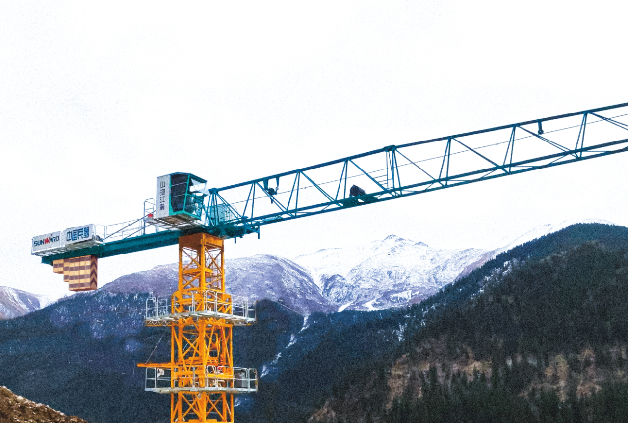 天山脚下的画师！Z6官网江麓群塔援疆建设新景致