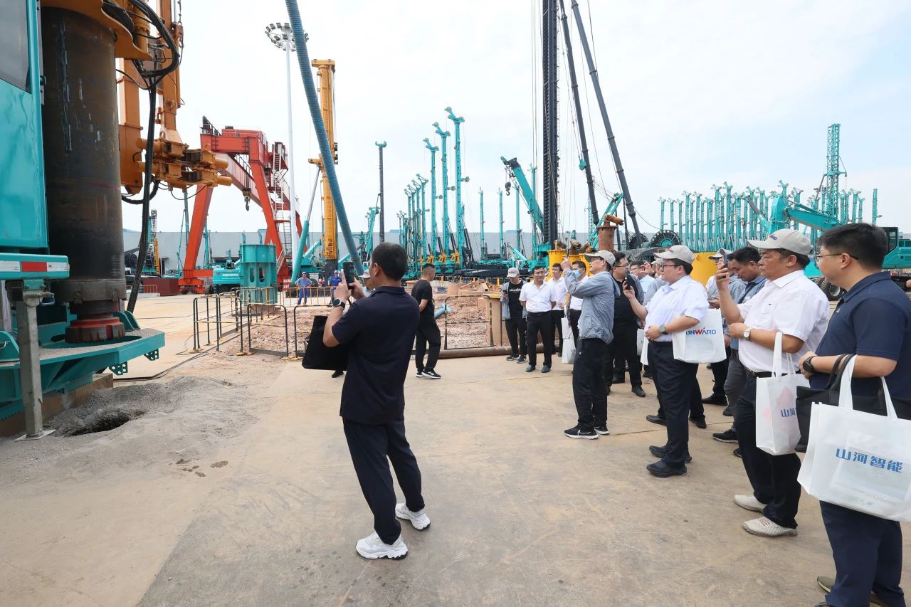 Z6官网智能全球初创深井套管车载钻机下线颁布