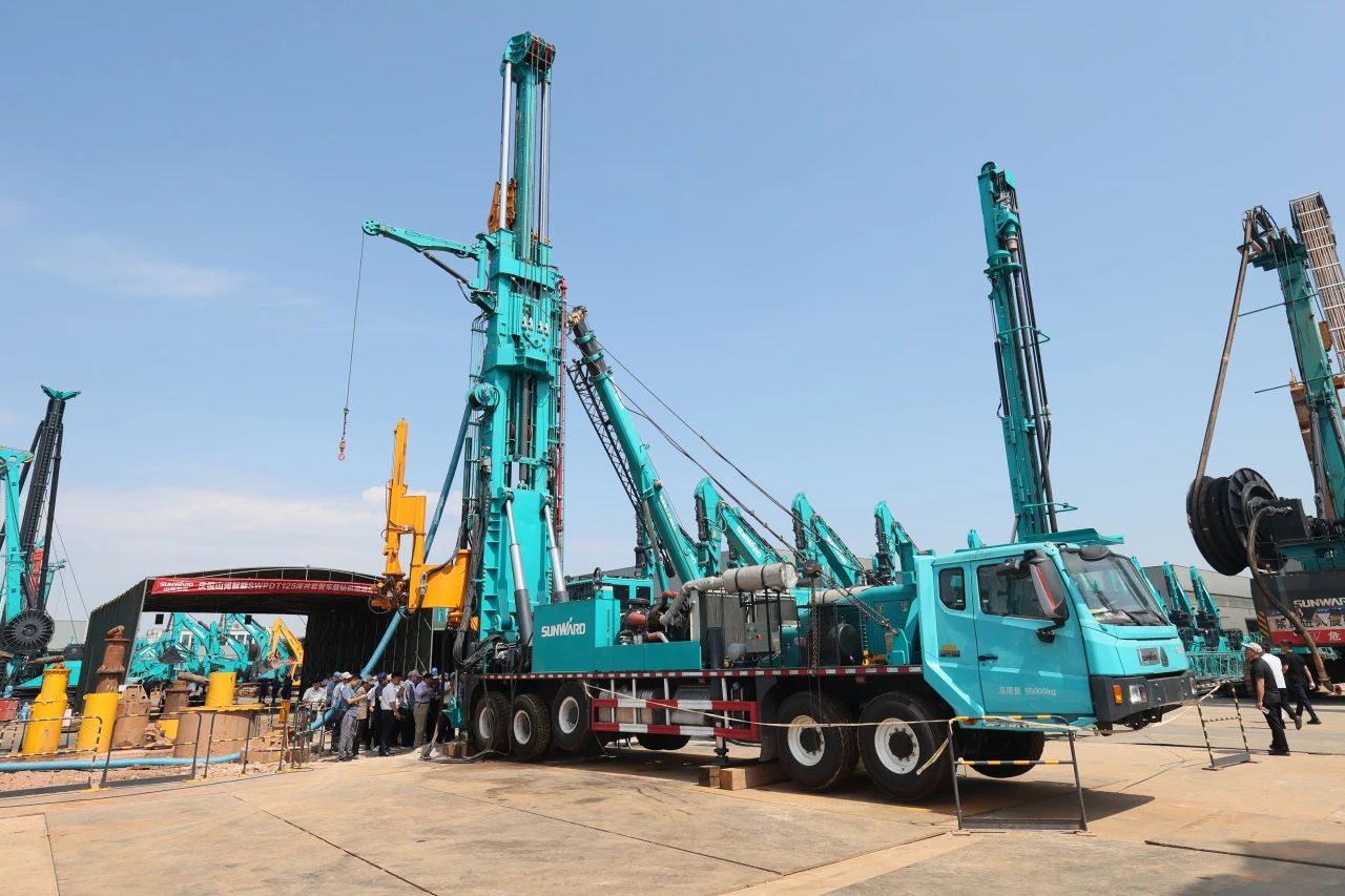 Z6官网智能全球初创深井套管车载钻机下线颁布