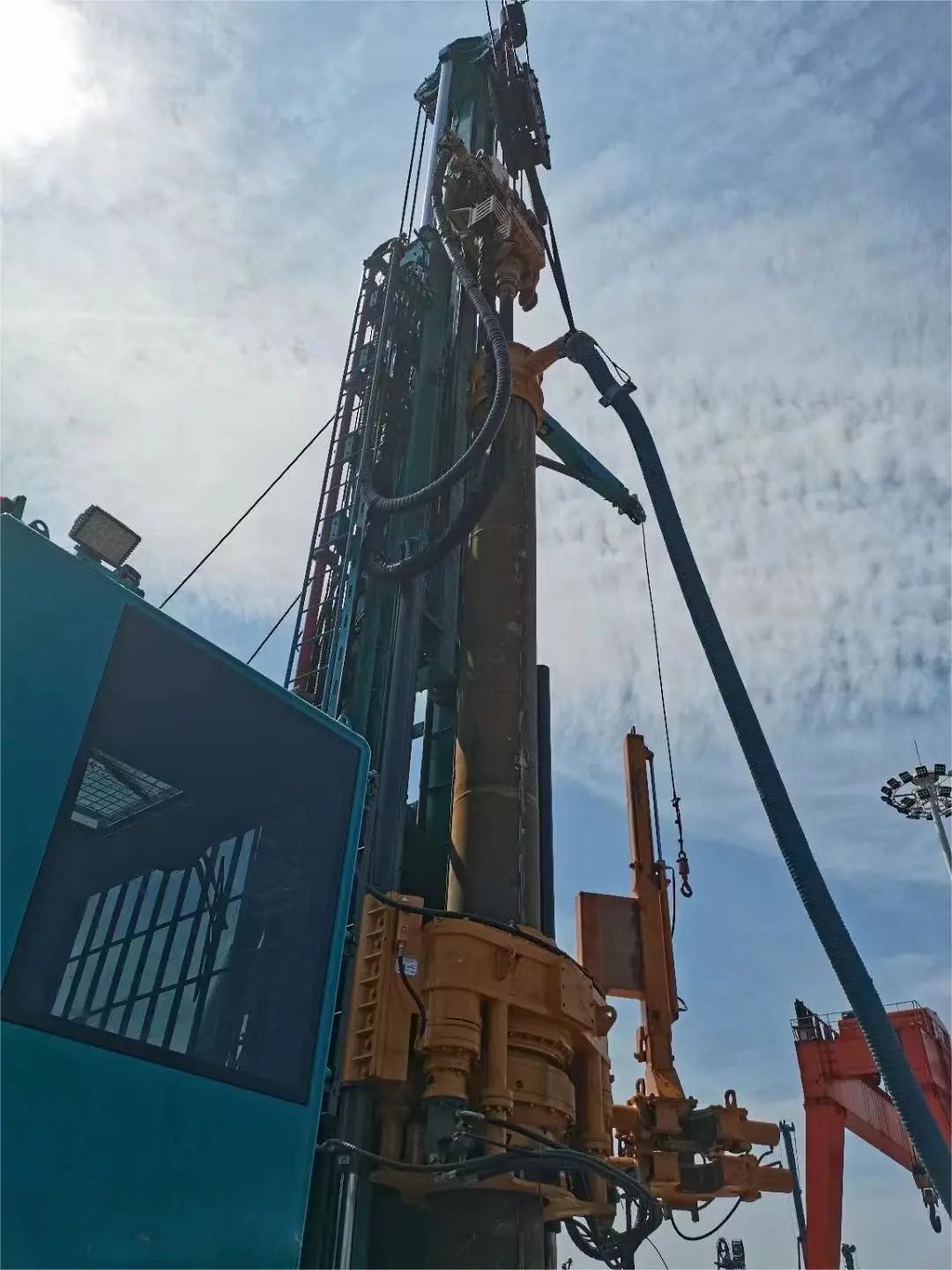 Z6官网智能全球初创深井套管车载钻机下线颁布