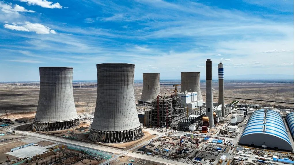 大漠戈壁展雄姿！Z6官网江麓塔机助力常乐电厂项目