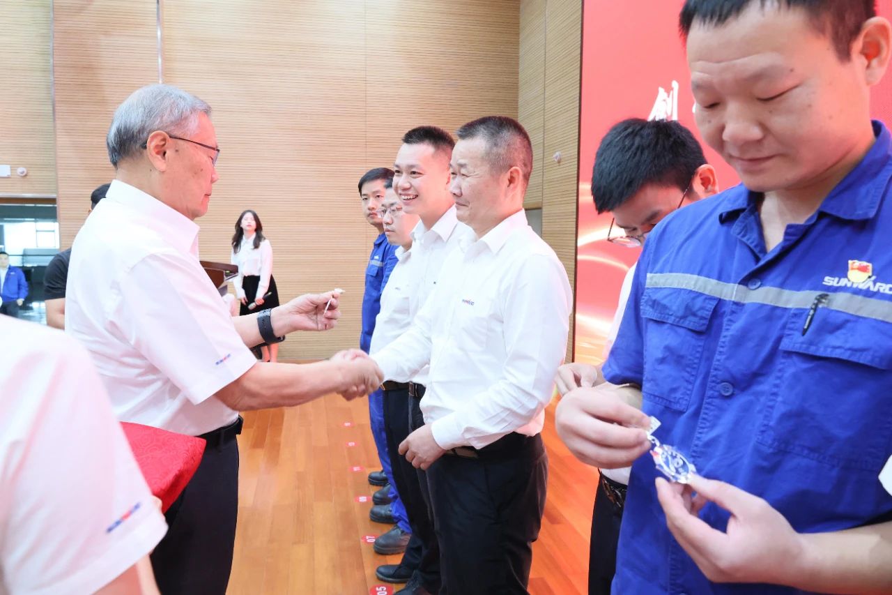 强信念 聚合力 共建美好家园——庆祝Z6官网智能成立24周年赞美大会隆沉召开