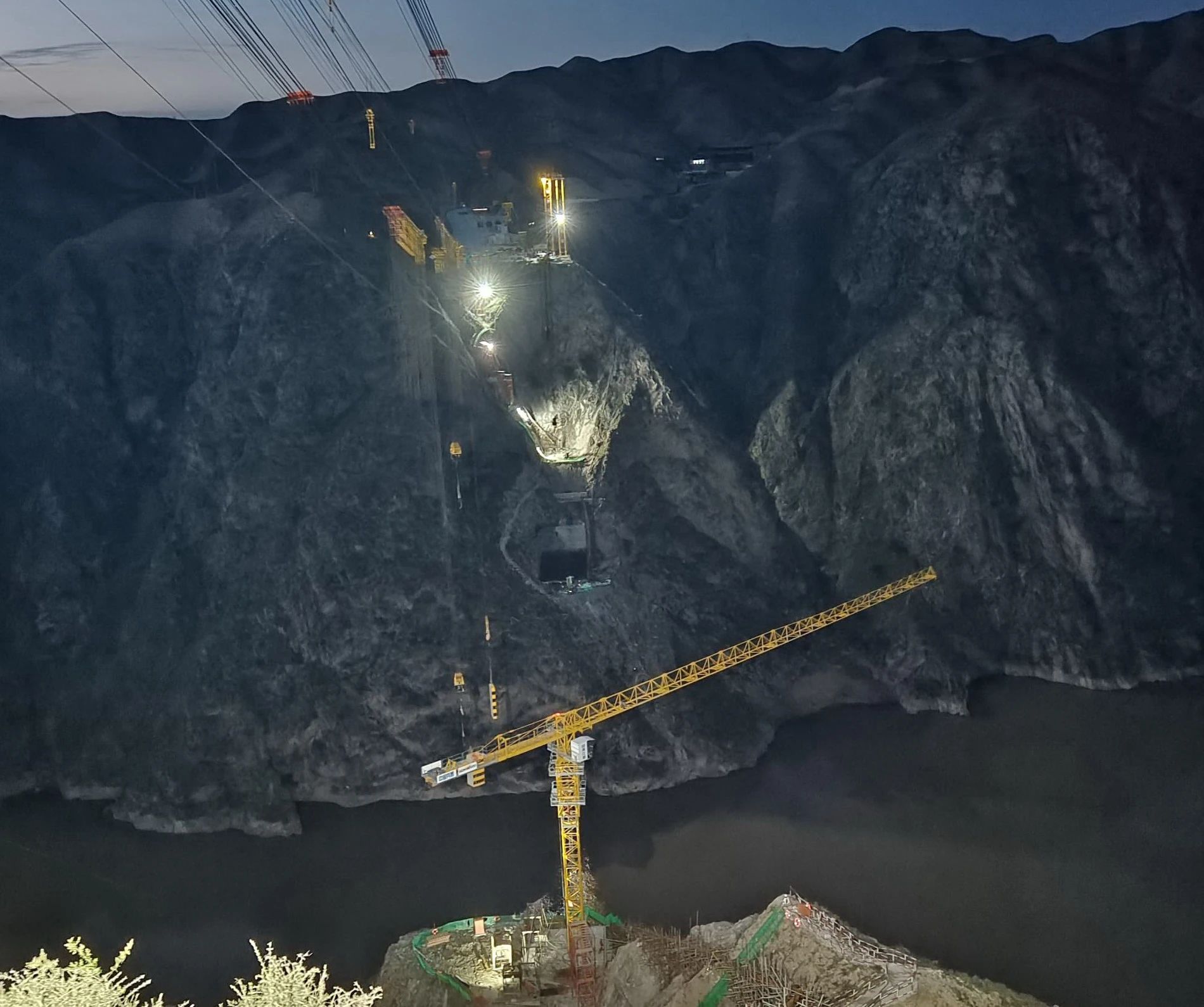 一桥通南北，群岭变坦途！Z6官网江麓塔机助建洮河大桥