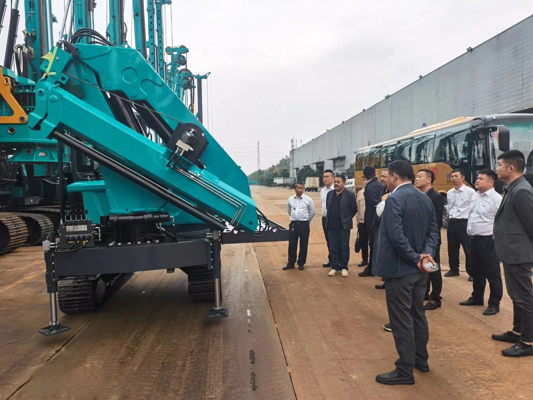 行业隆冬现暖阳！现场签购20台旋挖钻机，Z6官网智能携手湖南骏牛助力国度电网项目建设