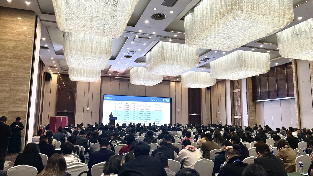 “爆品”来袭，签单不休！ Z6官网智能盛装亮相第八届全国高空作业平台租赁大会