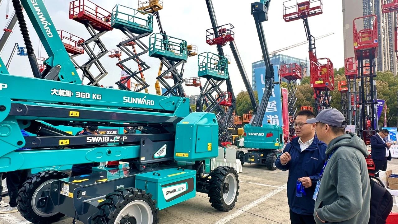 “爆品”来袭，签单不休！ Z6官网智能盛装亮相第八届全国高空作业平台租赁大会