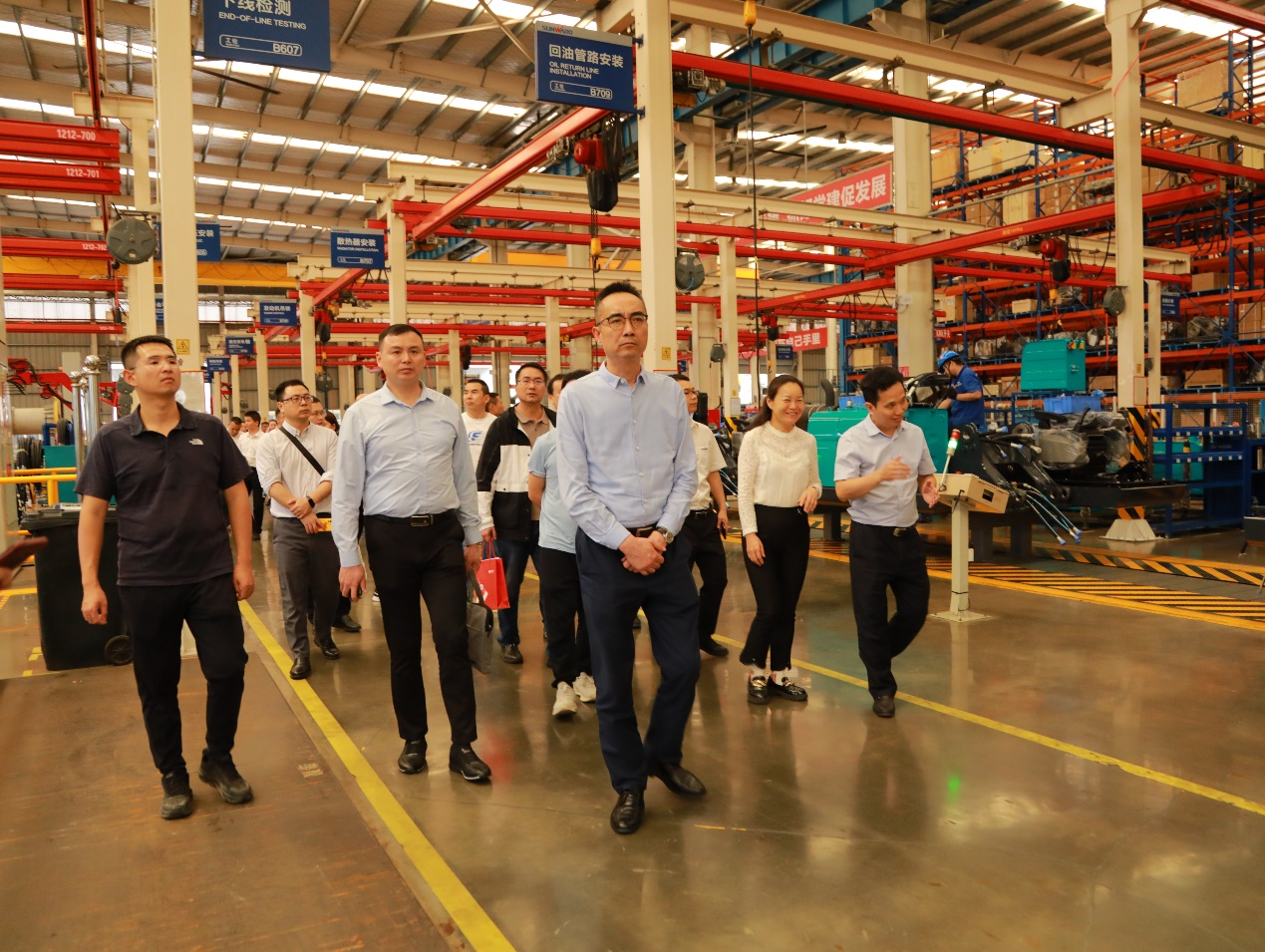 湘潭市工信局带队光临Z6官网智能发展智能造作现场观摩互换活动
