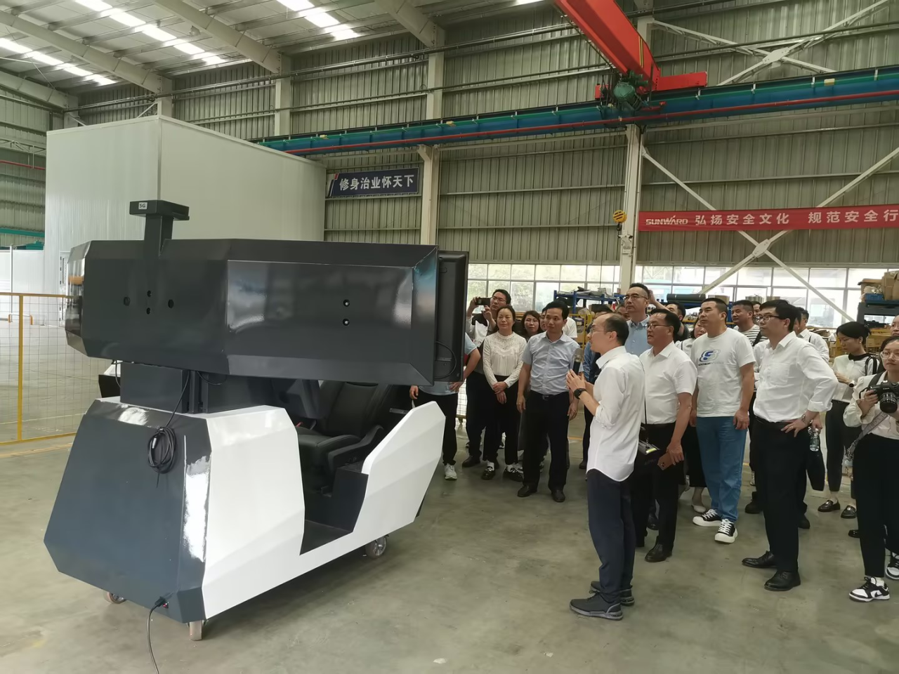 湘潭市工信局带队光临Z6官网智能发展智能造作现场观摩互换活动