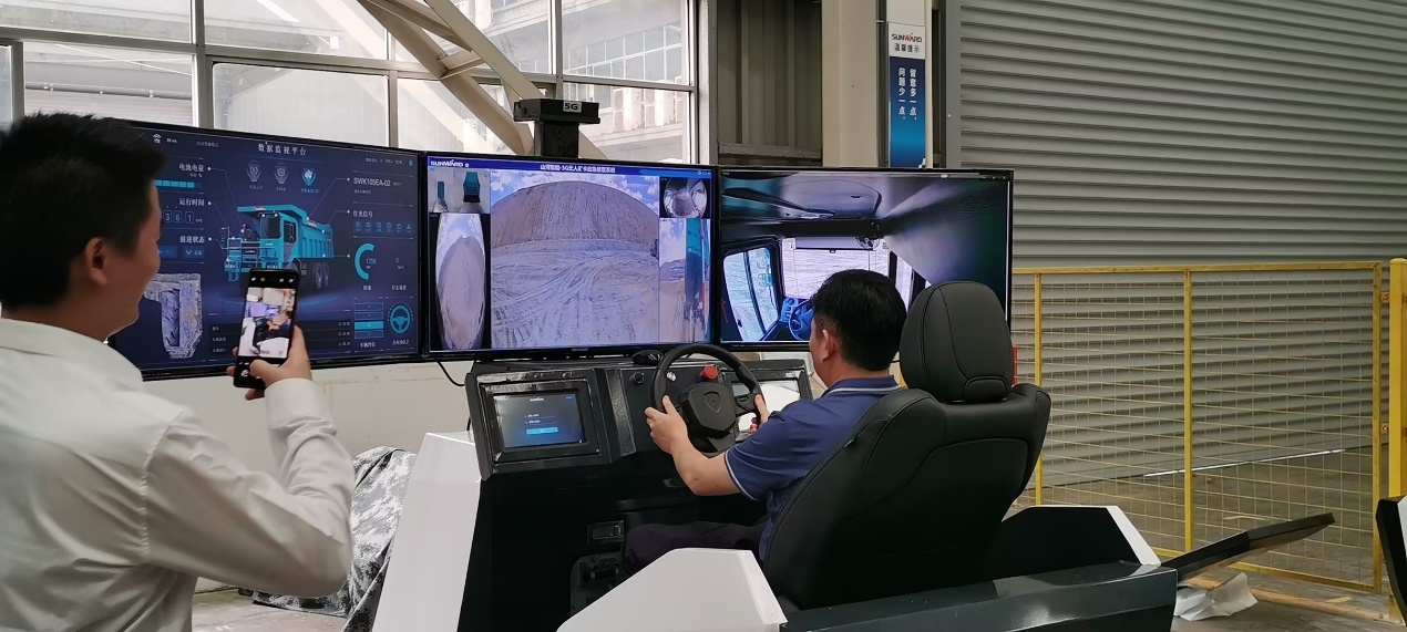 湘潭市工信局带队光临Z6官网智能发展智能造作现场观摩互换活动