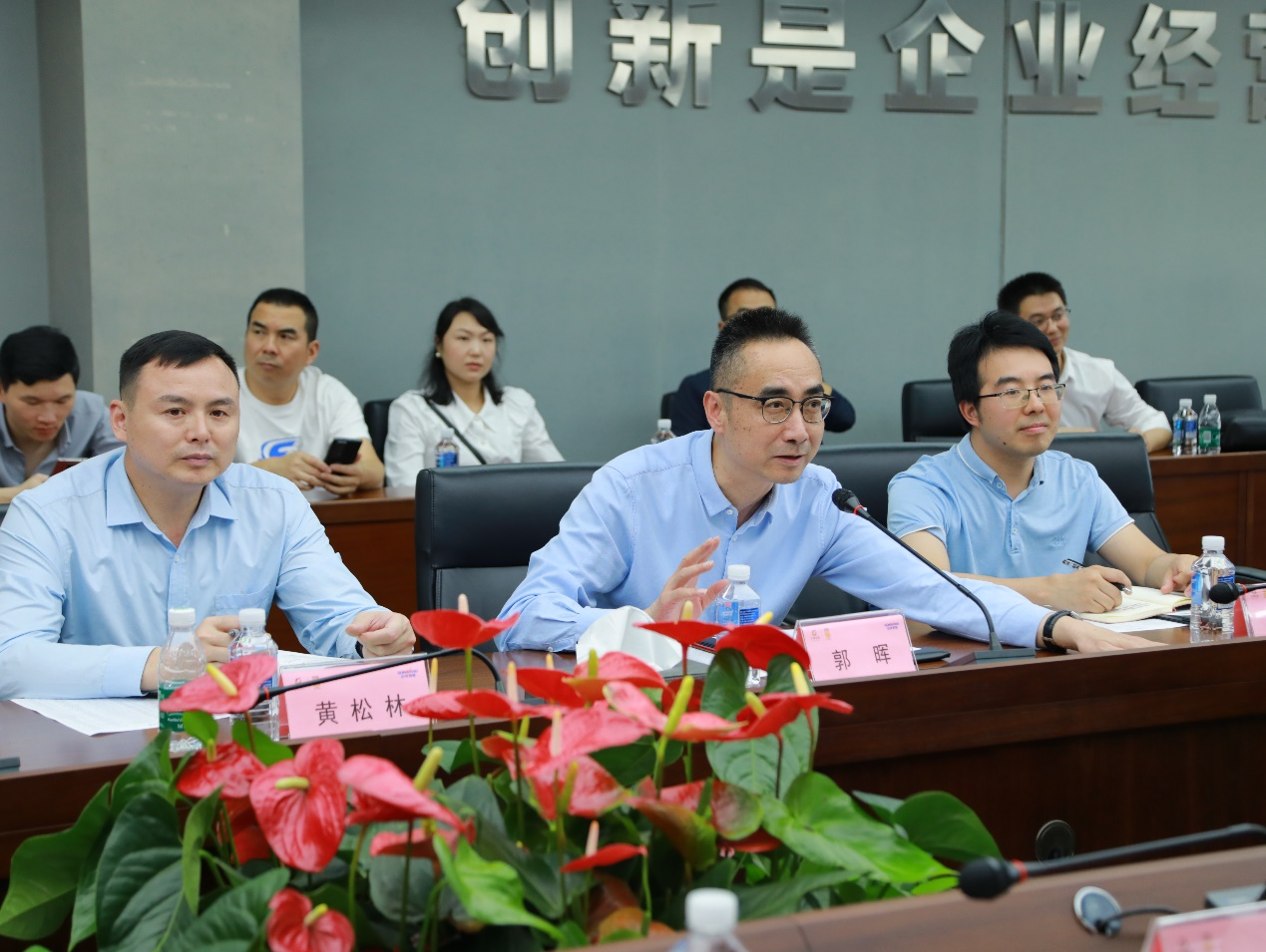 湘潭市工信局带队光临Z6官网智能发展智能造作现场观摩互换活动