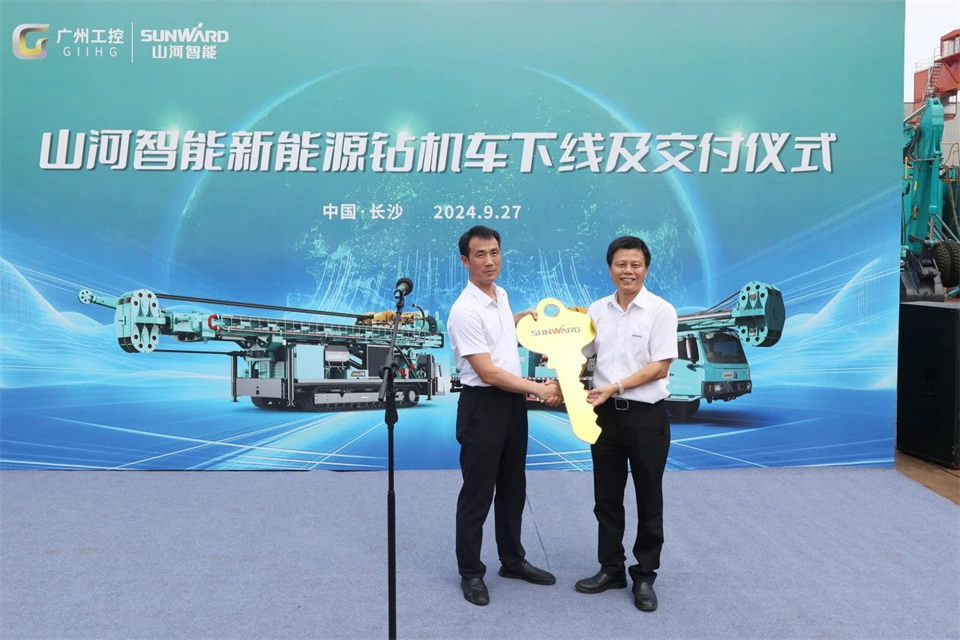 引领绿色科技新篇章！Z6官网智能新能源钻机成功交付