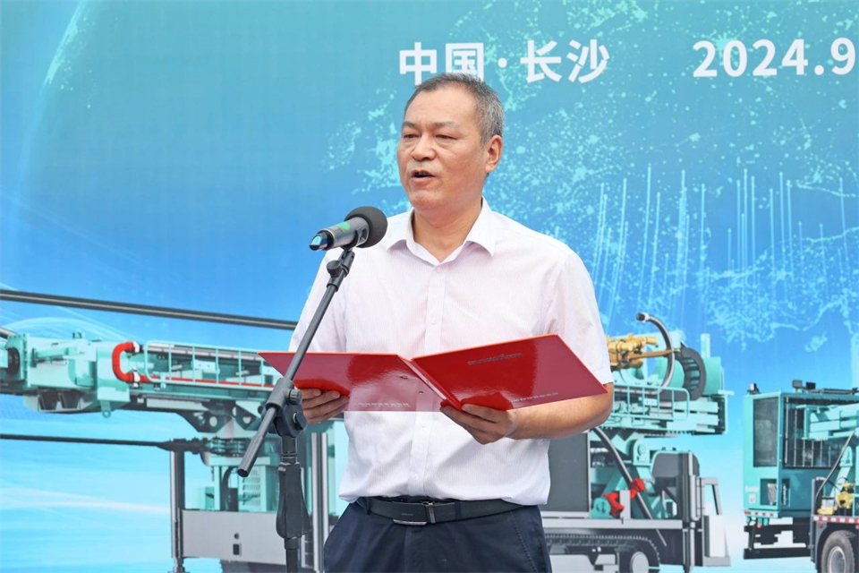 引领绿色科技新篇章！Z6官网智能新能源钻机成功交付