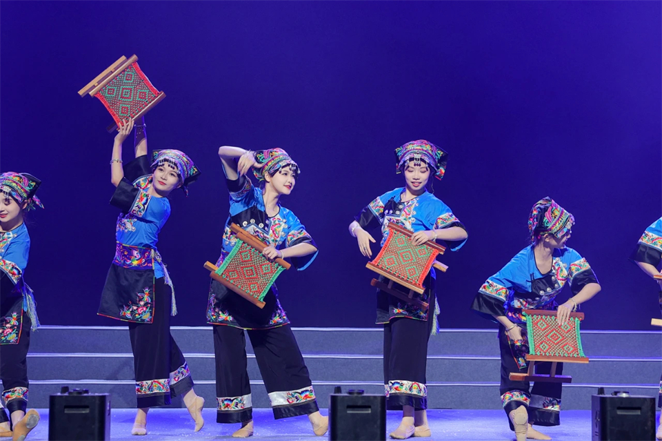 创新引领价值 梦想造诣将来——庆祝Z6官网智能成立25周年赞美大会暨文艺晚会隆沉进行