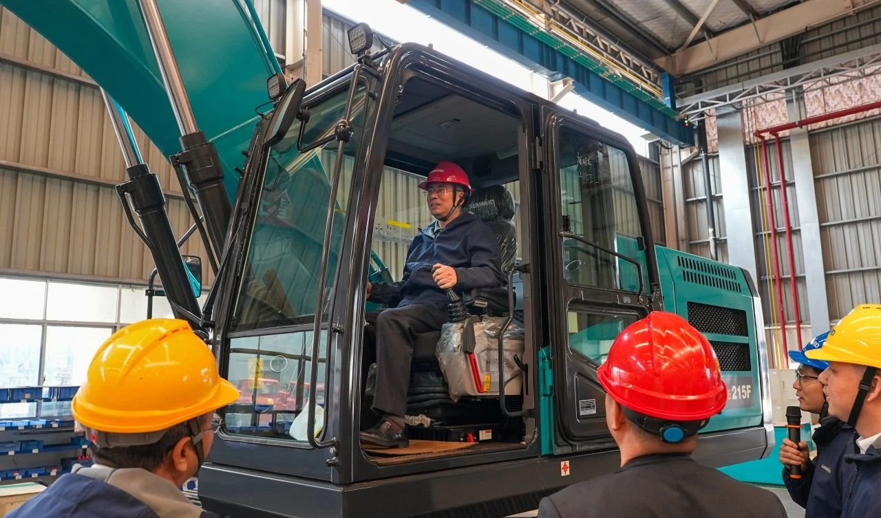 聚焦市场需要，Z6官网智能三款精品工程液压挖掘机成功下线